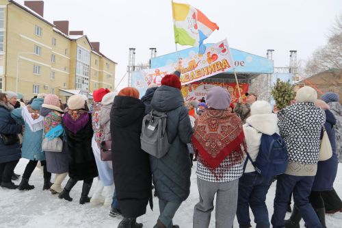 Алексеевцы с размахом отметили Масленицу, собравшись на Соборной площади для проводов зимы