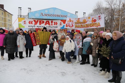 Алексеевцы с размахом отметили Масленицу, собравшись на Соборной площади для проводов зимы