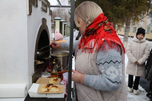Алексеевцы с размахом отметили Масленицу, собравшись на Соборной площади для проводов зимы
