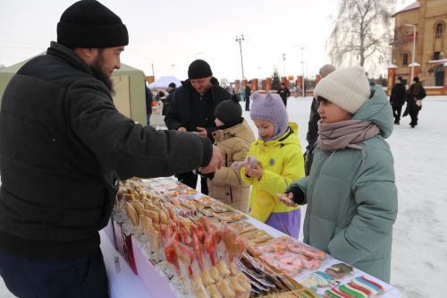 Алексеевцы с размахом отметили Масленицу, собравшись на Соборной площади для проводов зимы