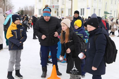 Алексеевцы с размахом отметили Масленицу, собравшись на Соборной площади для проводов зимы