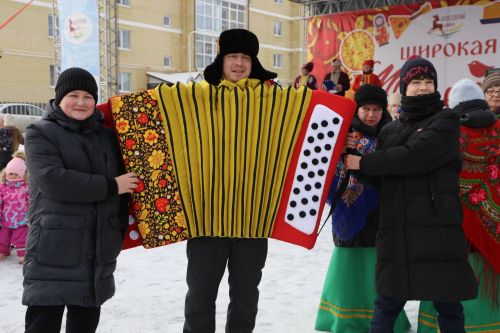 Алексеевцы с размахом отметили Масленицу, собравшись на Соборной площади для проводов зимы