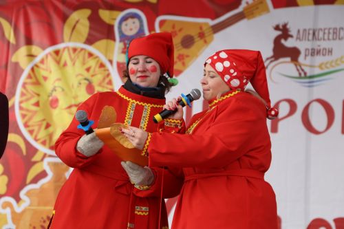 Алексеевцы с размахом отметили Масленицу, собравшись на Соборной площади для проводов зимы