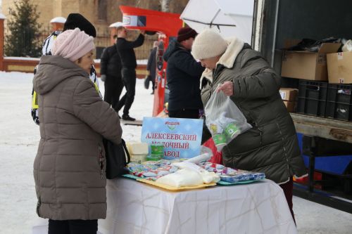 Алексеевцы с размахом отметили Масленицу, собравшись на Соборной площади для проводов зимы