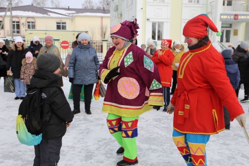 Алексеевцы с размахом отметили Масленицу, собравшись на Соборной площади для проводов зимы