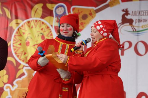 Алексеевцы с размахом отметили Масленицу, собравшись на Соборной площади для проводов зимы
