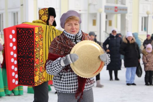 Алексеевцы с размахом отметили Масленицу, собравшись на Соборной площади для проводов зимы