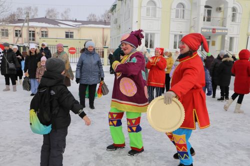 Алексеевцы с размахом отметили Масленицу, собравшись на Соборной площади для проводов зимы