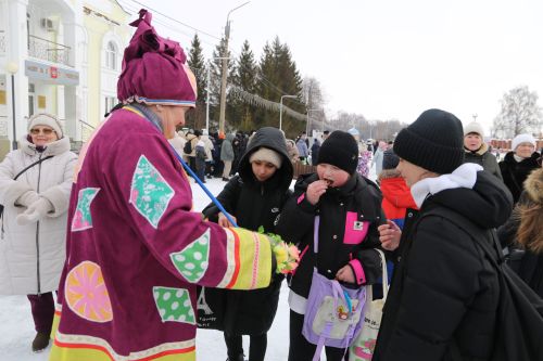 Алексеевцы с размахом отметили Масленицу, собравшись на Соборной площади для проводов зимы