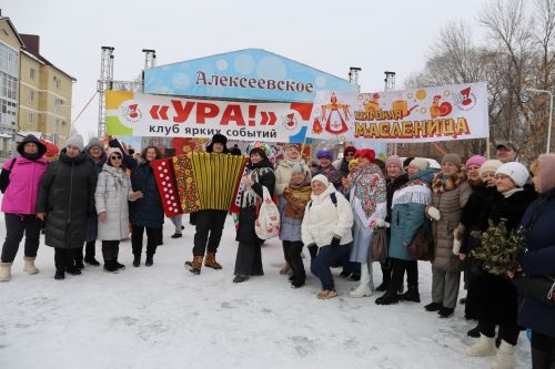Алексеевцы с размахом отметили Масленицу, собравшись на Соборной площади для проводов зимы