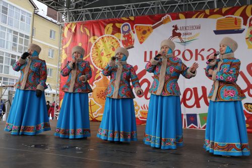 Алексеевцы с размахом отметили Масленицу, собравшись на Соборной площади для проводов зимы