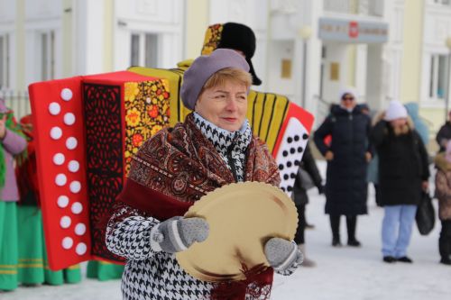 Алексеевцы с размахом отметили Масленицу, собравшись на Соборной площади для проводов зимы