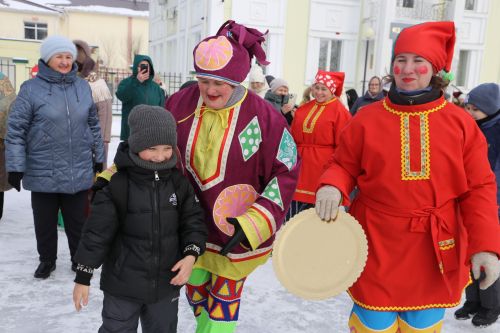 Алексеевцы с размахом отметили Масленицу, собравшись на Соборной площади для проводов зимы