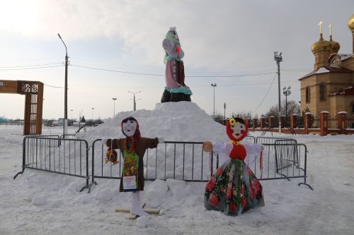 Алексеевцы с размахом отметили Масленицу, собравшись на Соборной площади для проводов зимы