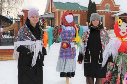 Алексеевцы с размахом отметили Масленицу, собравшись на Соборной площади для проводов зимы