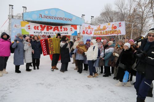 Алексеевцы с размахом отметили Масленицу, собравшись на Соборной площади для проводов зимы