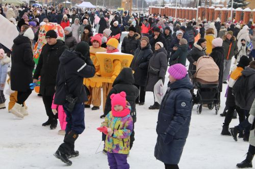 Алексеевцы с размахом отметили Масленицу, собравшись на Соборной площади для проводов зимы