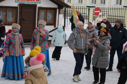 Алексеевцы с размахом отметили Масленицу, собравшись на Соборной площади для проводов зимы