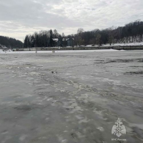 Тонкий лёд становится причиной несчастного случая