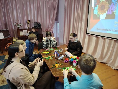 В Ялкынском СДК создали цветы в рамках «Пушкинской карты»
