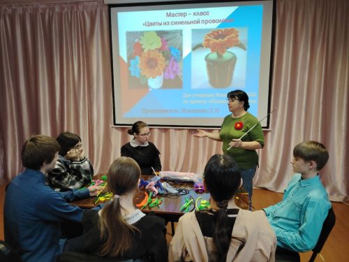 В Ялкынском СДК создали цветы в рамках «Пушкинской карты»