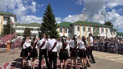 В Алексеевской школе №1 прошла торжественная линейка, посвящённая последнему звонку