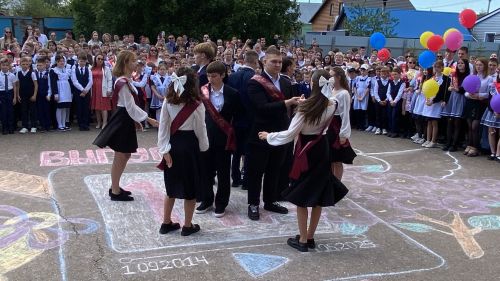 Торжественные последние звонки прозвучали в школах района