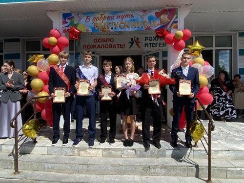 Торжественные последние звонки прозвучали в школах района