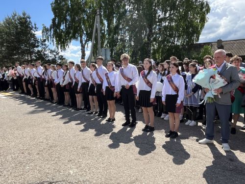В Алексеевской школе №1 прошла торжественная линейка, посвящённая последнему звонку