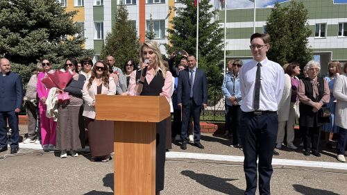 В Алексеевской школе №1 прошла торжественная линейка, посвящённая последнему звонку