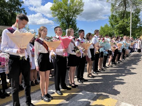 В Алексеевской школе №1 прошла торжественная линейка, посвящённая последнему звонку