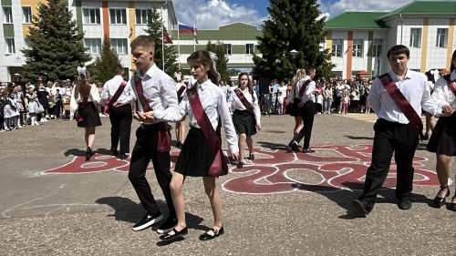 В Алексеевской школе №1 прошла торжественная линейка, посвящённая последнему звонку