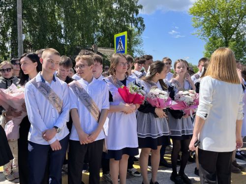 В Алексеевской школе №1 прошла торжественная линейка, посвящённая последнему звонку