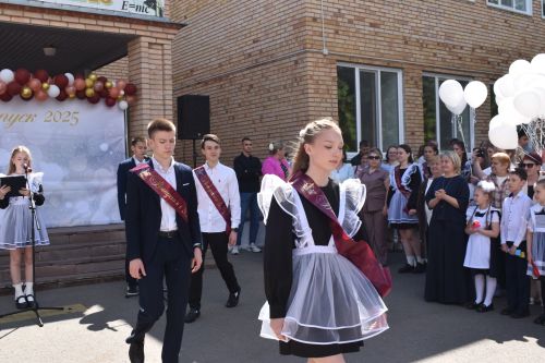 Выпускники Алексеевской школы №3 попрощались со школой