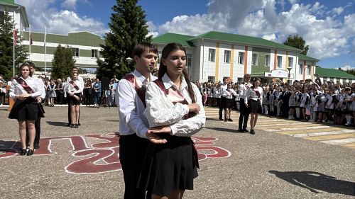 В Алексеевской школе №1 прошла торжественная линейка, посвящённая последнему звонку