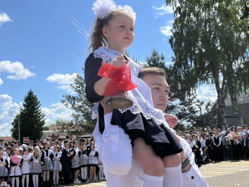 В Алексеевской школе №1 прошла торжественная линейка, посвящённая последнему звонку