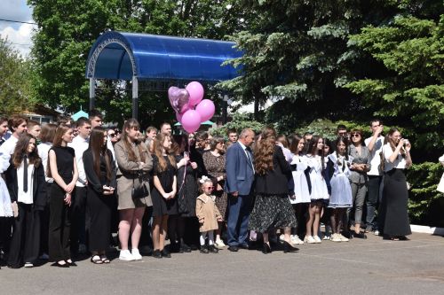 Выпускники Алексеевской школы №3 попрощались со школой