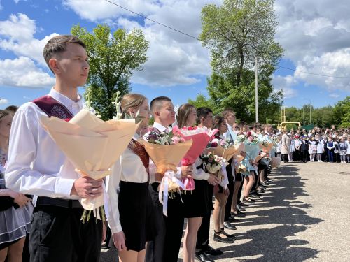 В Алексеевской школе №1 прошла торжественная линейка, посвящённая последнему звонку