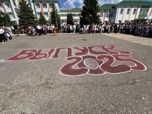В Алексеевской школе №1 прошла торжественная линейка, посвящённая последнему звонку