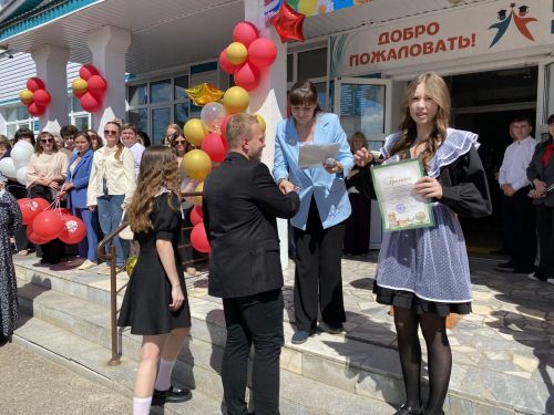 Торжественные последние звонки прозвучали в школах района