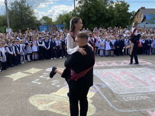 Торжественные последние звонки прозвучали в школах района