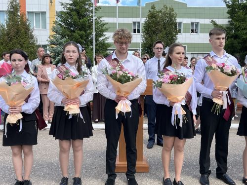 В Алексеевской школе №1 прошла торжественная линейка, посвящённая последнему звонку