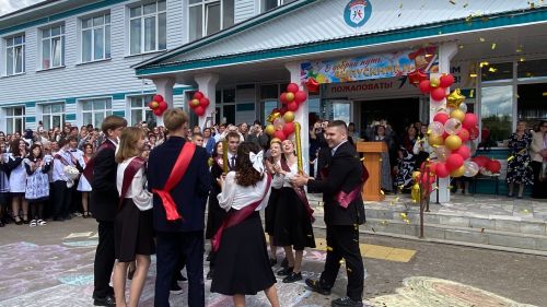 Торжественные последние звонки прозвучали в школах района