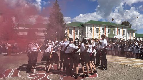В Алексеевской школе №1 прошла торжественная линейка, посвящённая последнему звонку