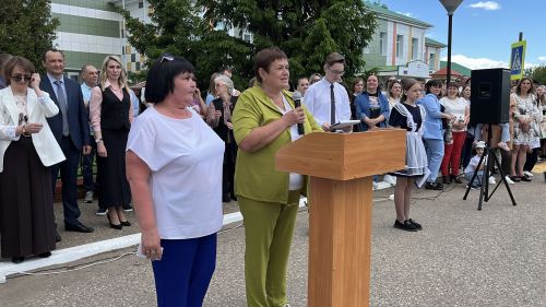 В Алексеевской школе №1 прошла торжественная линейка, посвящённая последнему звонку