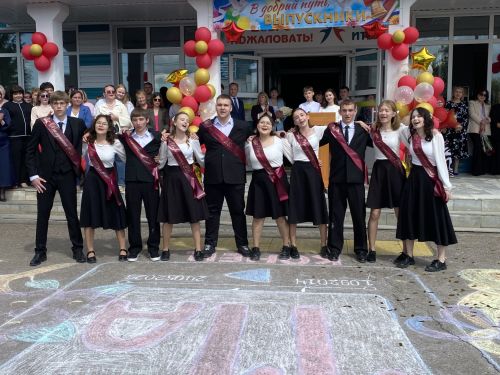 Торжественные последние звонки прозвучали в школах района