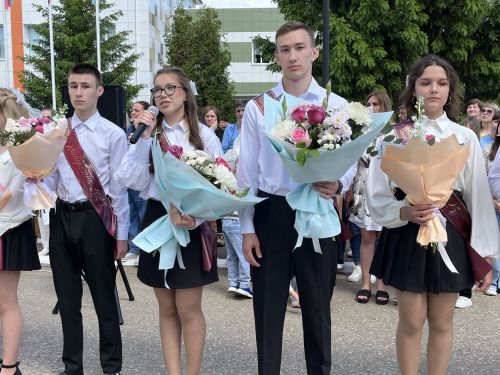 В Алексеевской школе №1 прошла торжественная линейка, посвящённая последнему звонку
