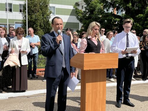 В Алексеевской школе №1 прошла торжественная линейка, посвящённая последнему звонку