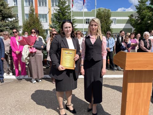 В Алексеевской школе №1 прошла торжественная линейка, посвящённая последнему звонку