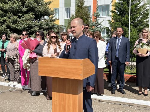 В Алексеевской школе №1 прошла торжественная линейка, посвящённая последнему звонку